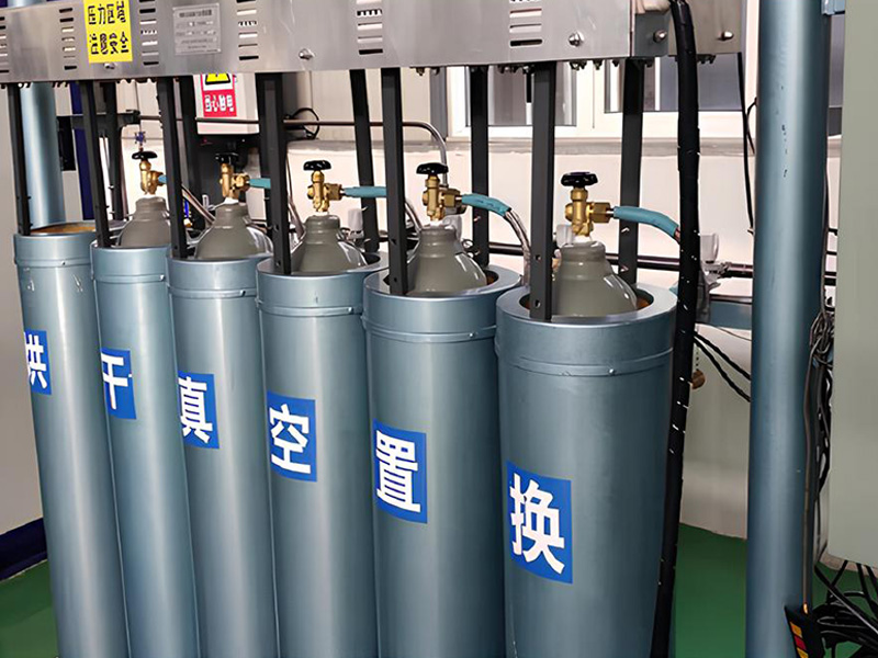 電子氣體級匯流排，自動化控制加熱烘干真空置換裝置 2 套(6 工位，8 工位)可以同時處理 14 支直徑小于 250 的鋼瓶